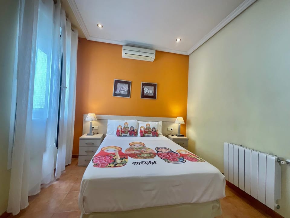 Bathroom, TV and multimedia, Photo of the whole room, hair dryier, towels, air conditioner