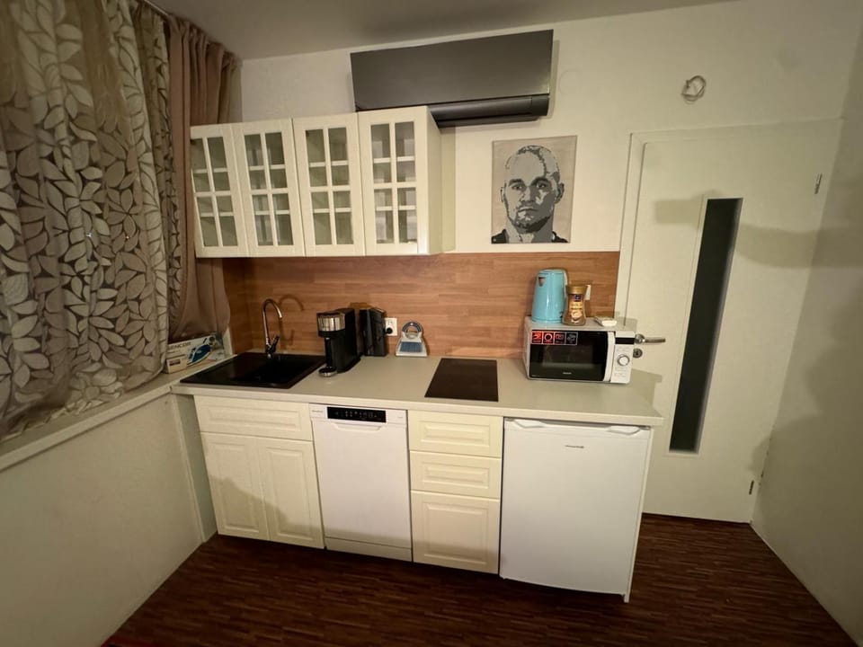 Coffee/tea facilities, Kitchen or kitchenette, stove
