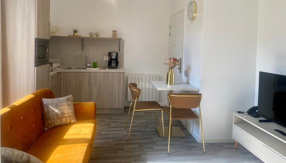Kitchen or kitchenette, Living room