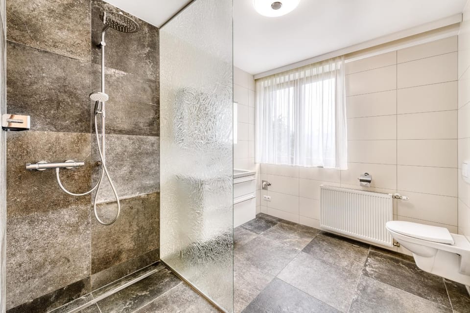 Shower, Toilet, Bathroom, towels