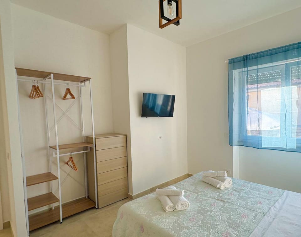 Bed, TV and multimedia, Photo of the whole room, Bedroom, towels, wardrobe