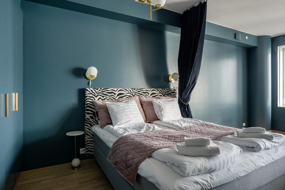 Bed, Photo of the whole room, Bedroom, towels