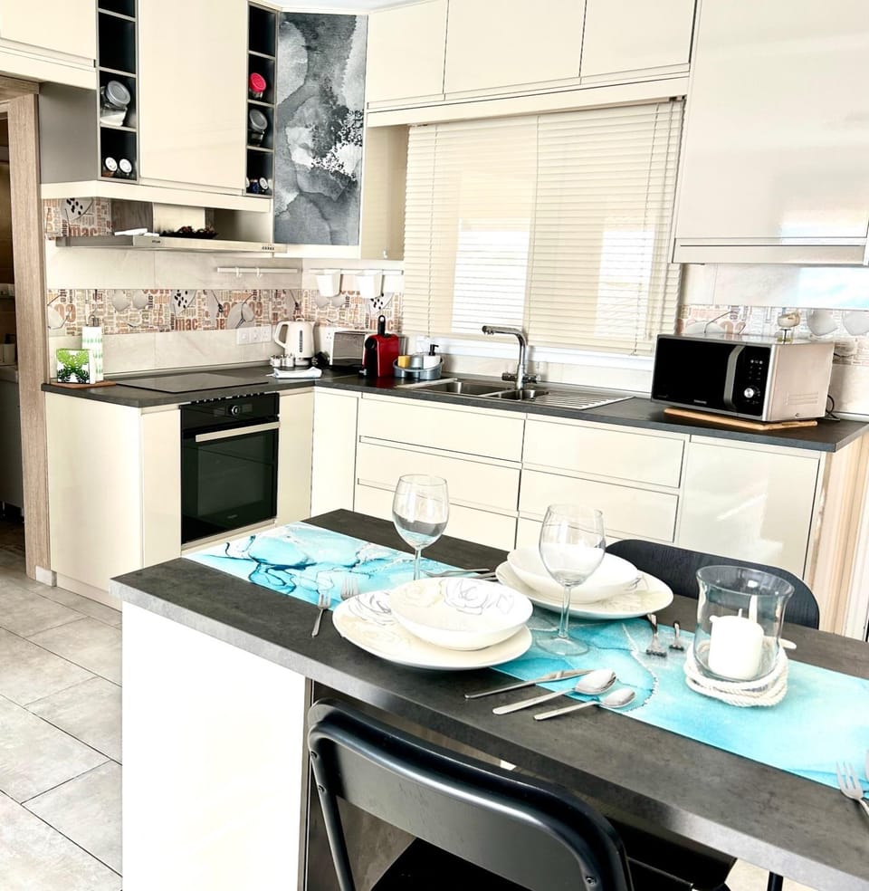 Kitchen or kitchenette, Dining area, oven, stove, toaster