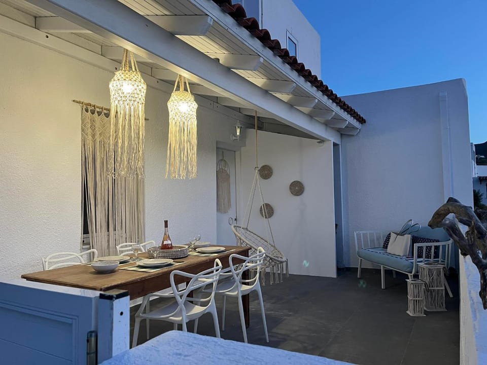 Seating area, Dining area, Inner courtyard view