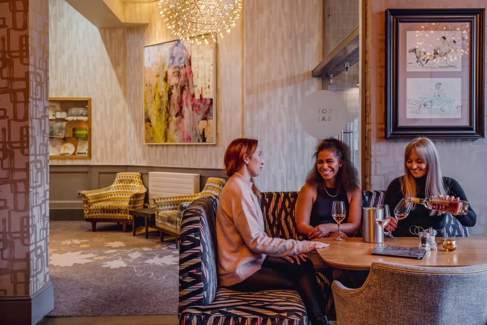 Drinks, Alcoholic drinks, group of guests