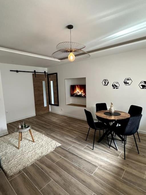 TV and multimedia, Seating area, Dining area