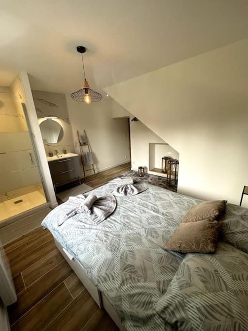 Bed, Photo of the whole room, Bedroom