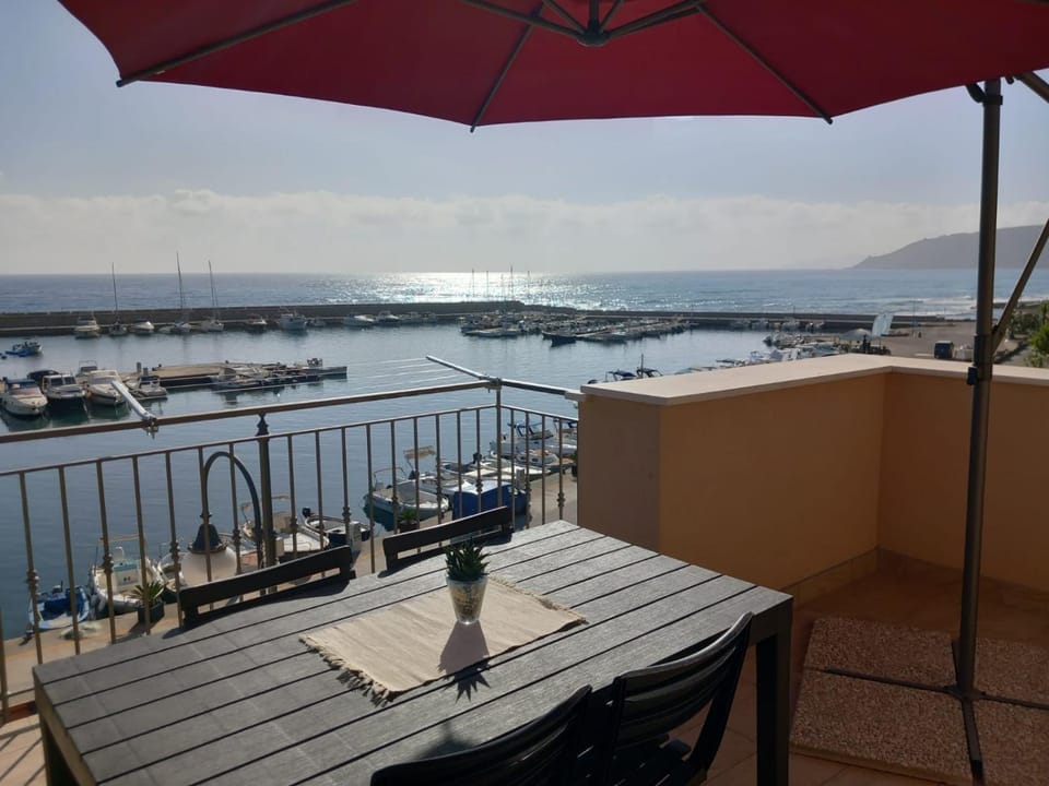 Natural landscape, View (from property/room), Balcony/Terrace, Dining area, Sea view