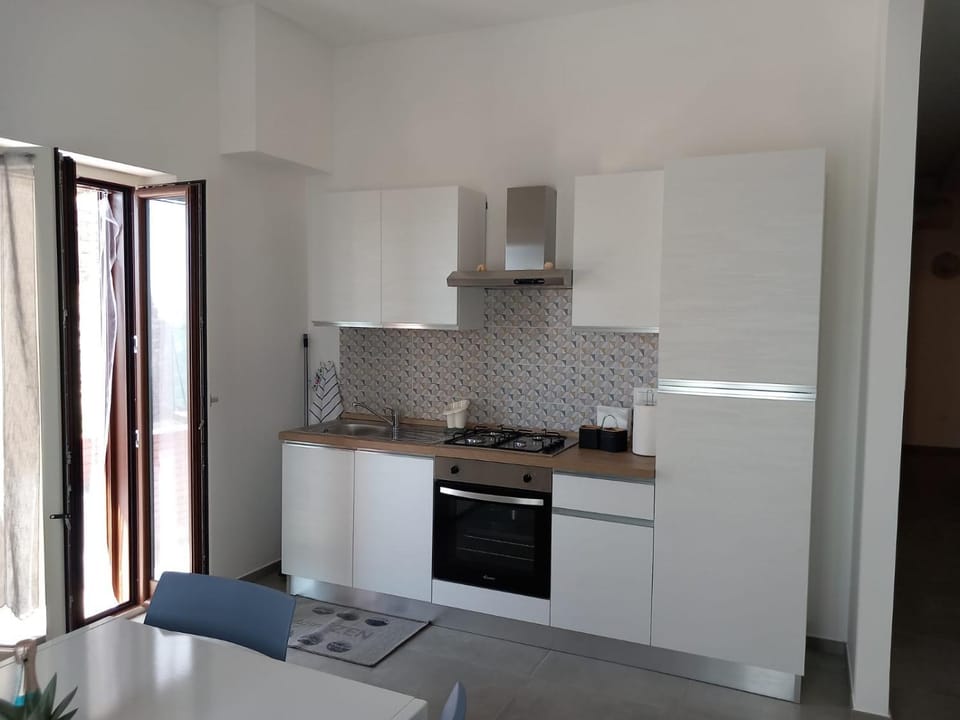 Kitchen or kitchenette, oven, pet friendly, stove