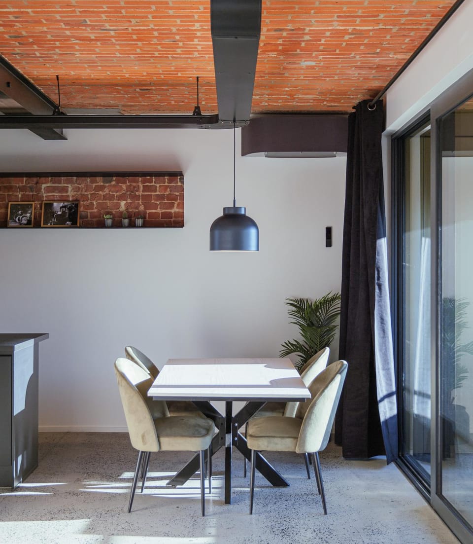 Patio, Dining area, air conditioner