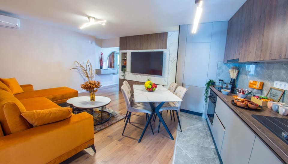 Property building, Communal lounge/ TV room, TV and multimedia, Kitchen or kitchenette, Living room, Food and drinks, Seating area, Dining area, Food, oven, stove