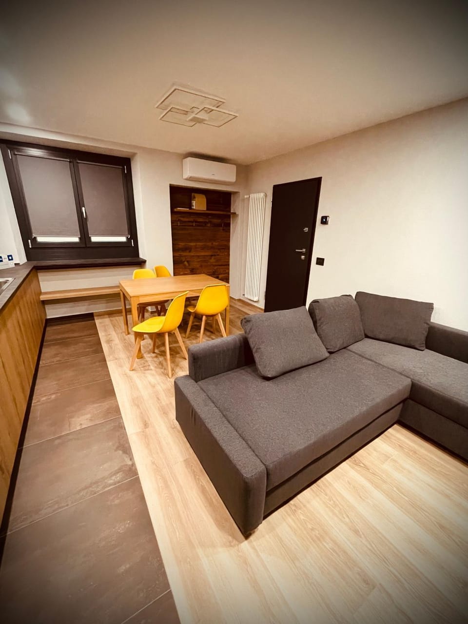 Kitchen or kitchenette, Living room, Seating area, Dining area