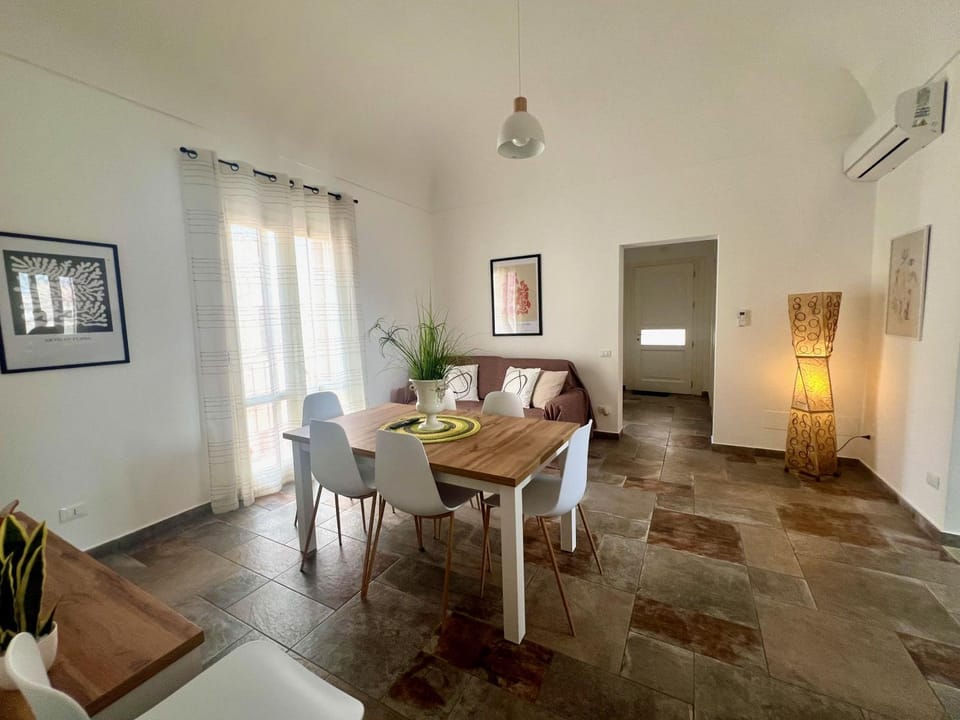 Living room, Seating area, Dining area, air conditioner