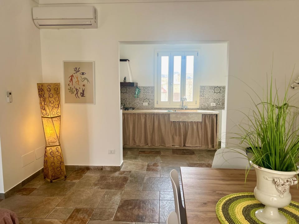 Kitchen or kitchenette, Dining area, air conditioner