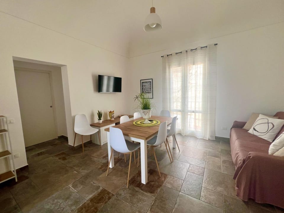 TV and multimedia, Living room, Seating area, Dining area