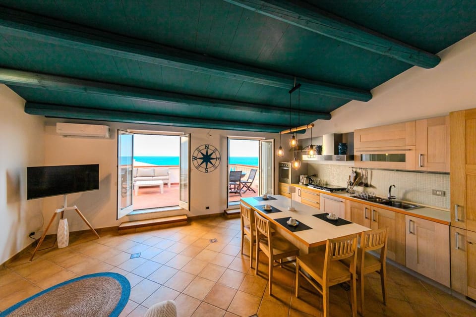 TV and multimedia, Kitchen or kitchenette, Living room, Seating area, Dining area