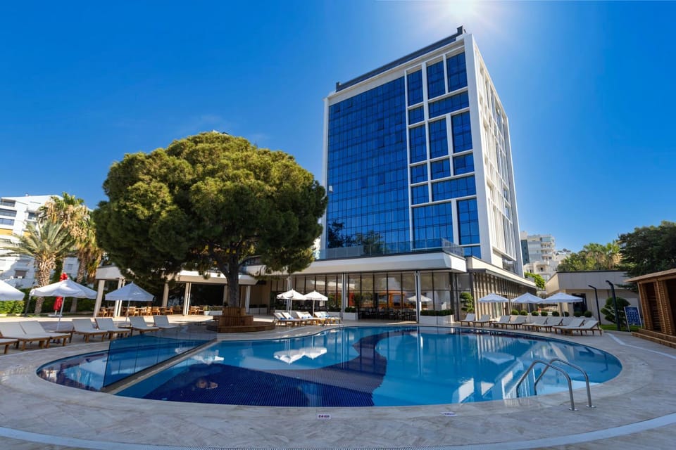 Property building, Pool view, Swimming pool, Swimming pool, sunbed