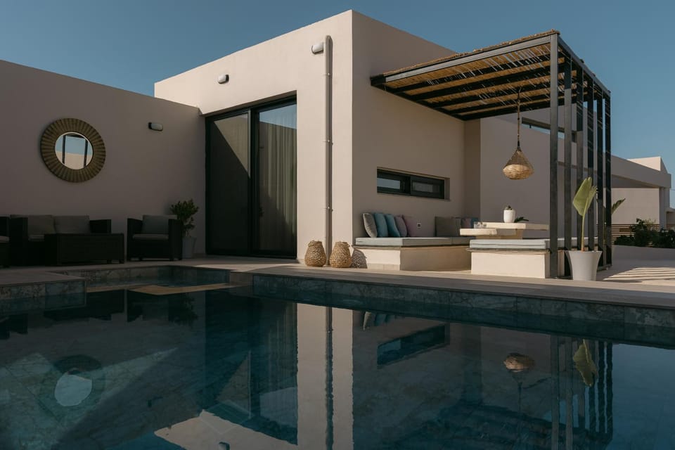 Property building, Patio, Day, Pool view, Swimming pool, sunbed