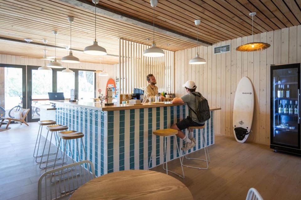 Restaurant/places to eat, Restaurant/places to eat, Lounge or bar