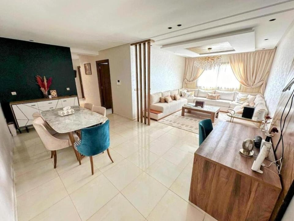 Photo of the whole room, Seating area