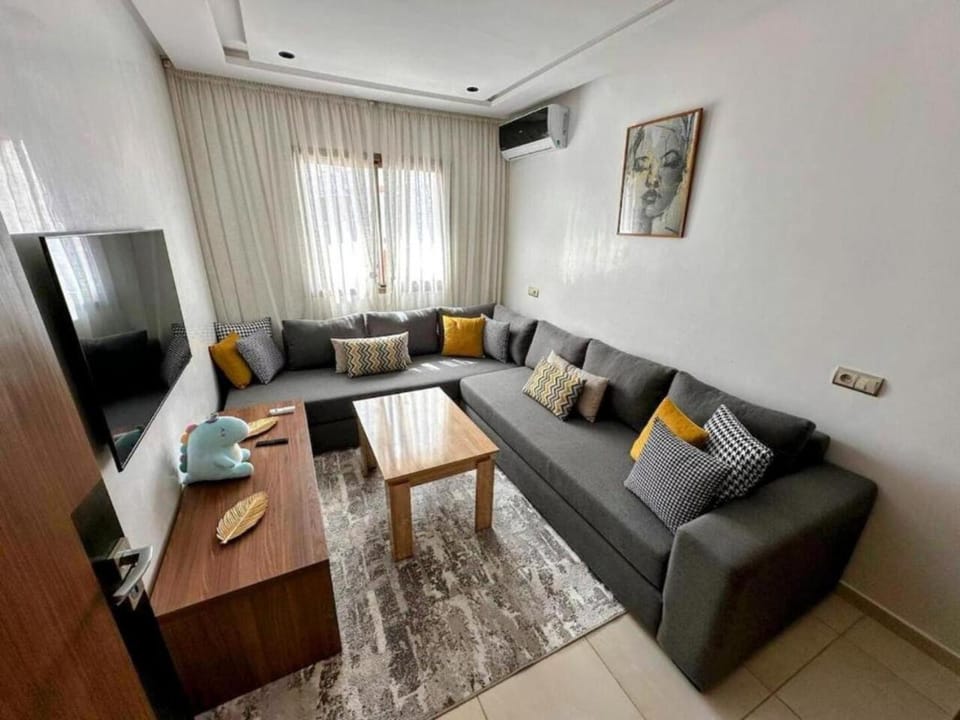 TV and multimedia, Living room, Seating area, Evening entertainment