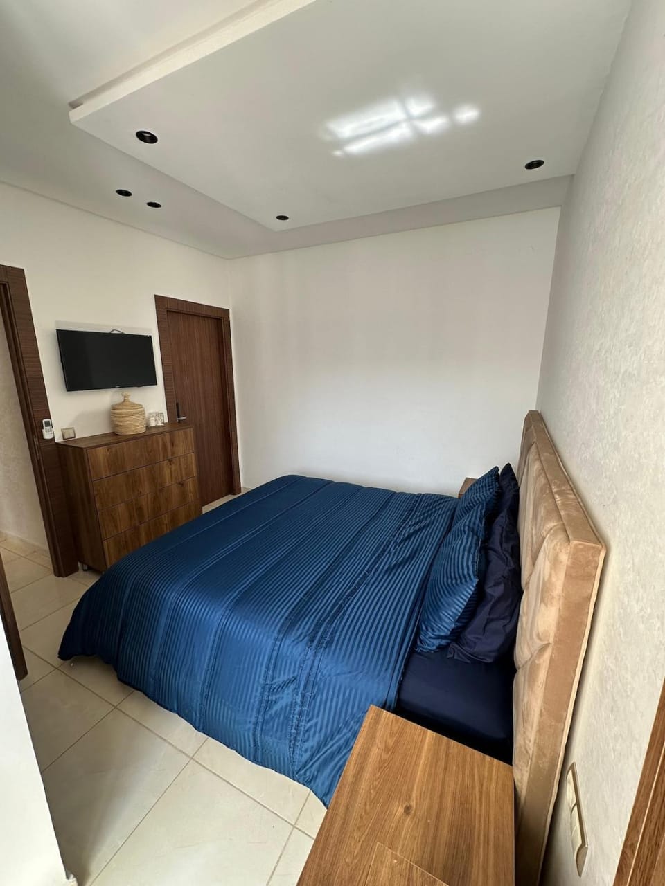 Bed, TV and multimedia, Photo of the whole room, Bedroom