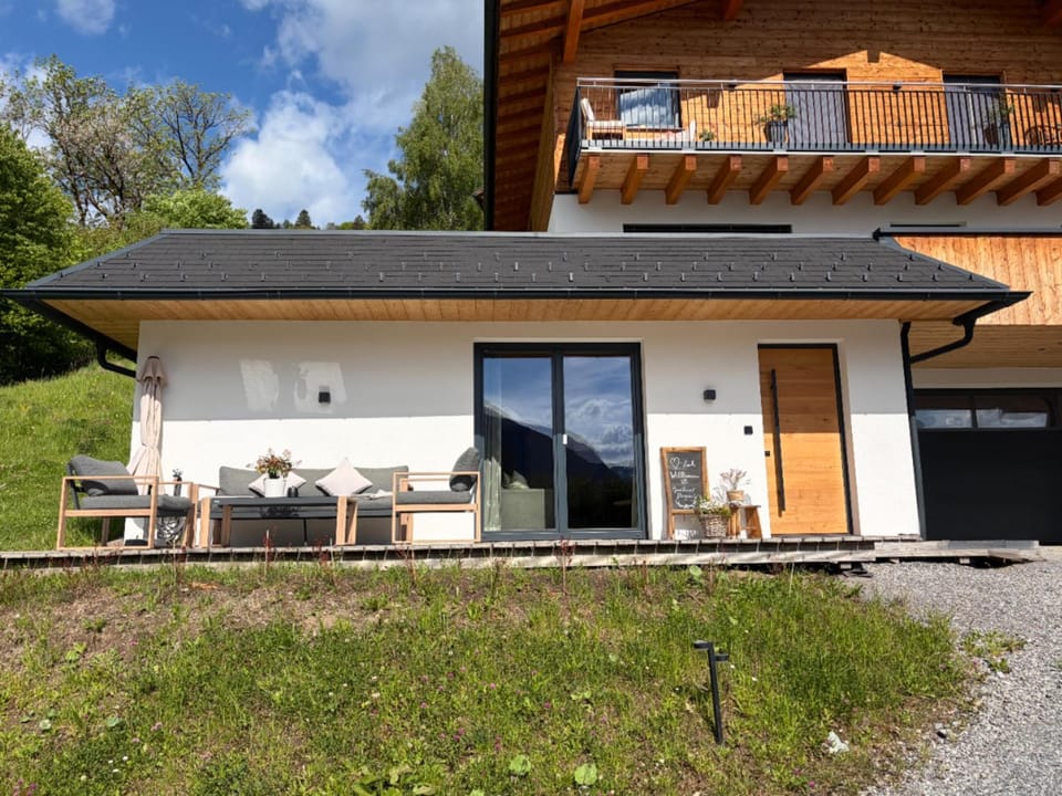 Property building, Day, Balcony/Terrace