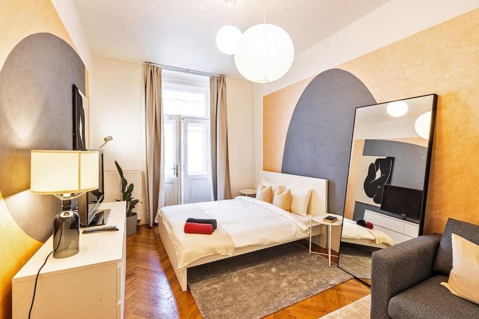 Bed, TV and multimedia, Seating area, Bedroom