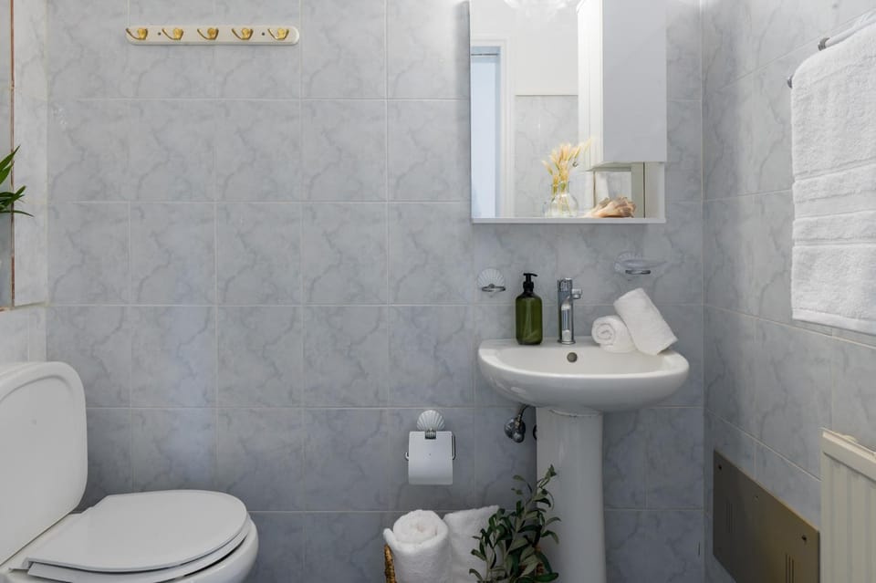 Toilet, towels