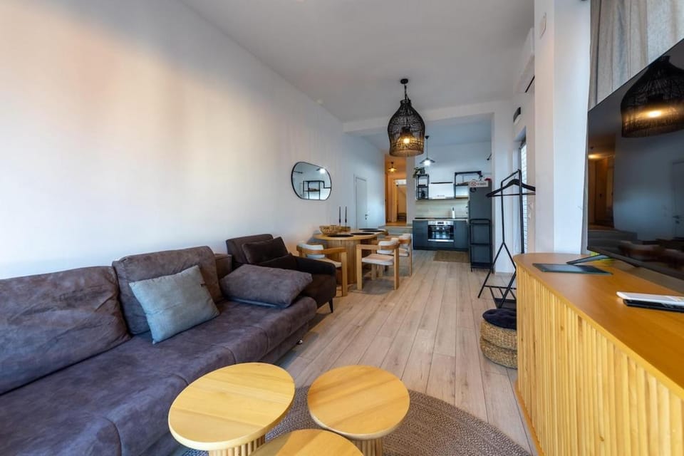 TV and multimedia, Kitchen or kitchenette, Living room, Seating area, Dining area
