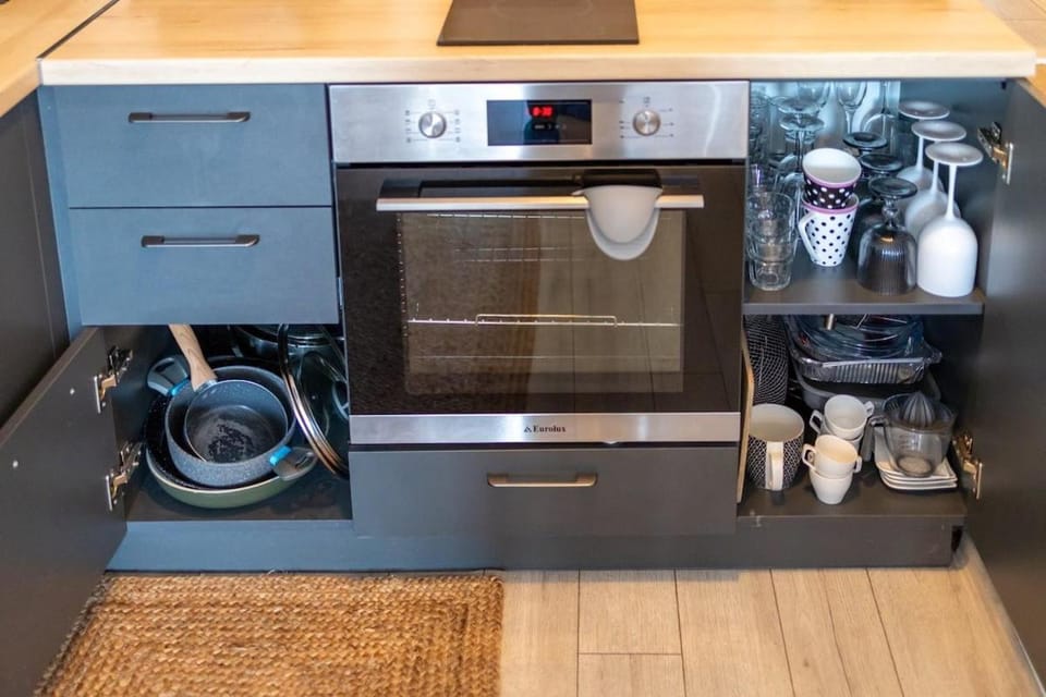 Coffee/tea facilities, Kitchen or kitchenette, oven, stove, toaster