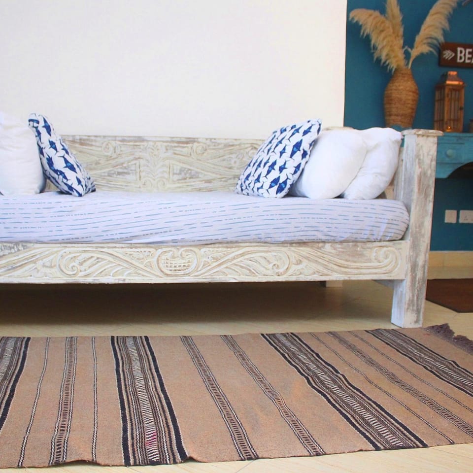 Bed, Living room, Photo of the whole room, Decorative detail, Seating area