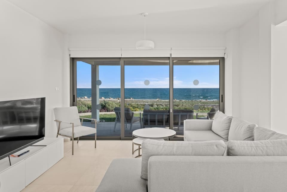Communal lounge/ TV room, Natural landscape, TV and multimedia, View (from property/room), Balcony/Terrace, Living room, Seating area, Evening entertainment, Sea view