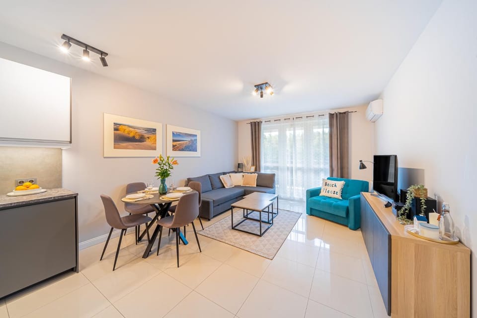 TV and multimedia, Living room, Seating area, Dining area, air conditioner