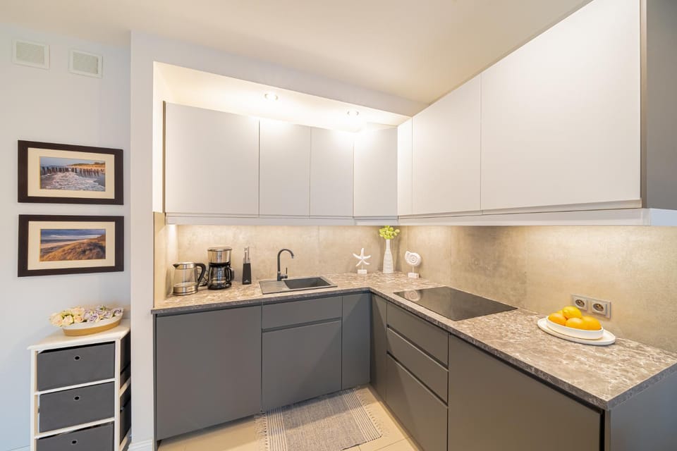 Coffee/tea facilities, Kitchen or kitchenette, stove, kitchen