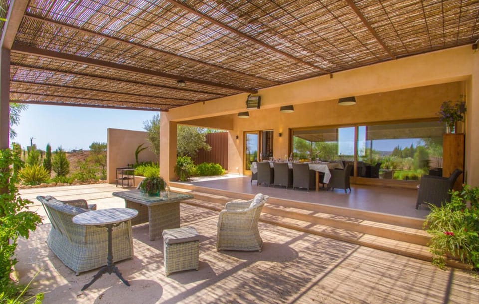 Property building, Balcony/Terrace, Living room