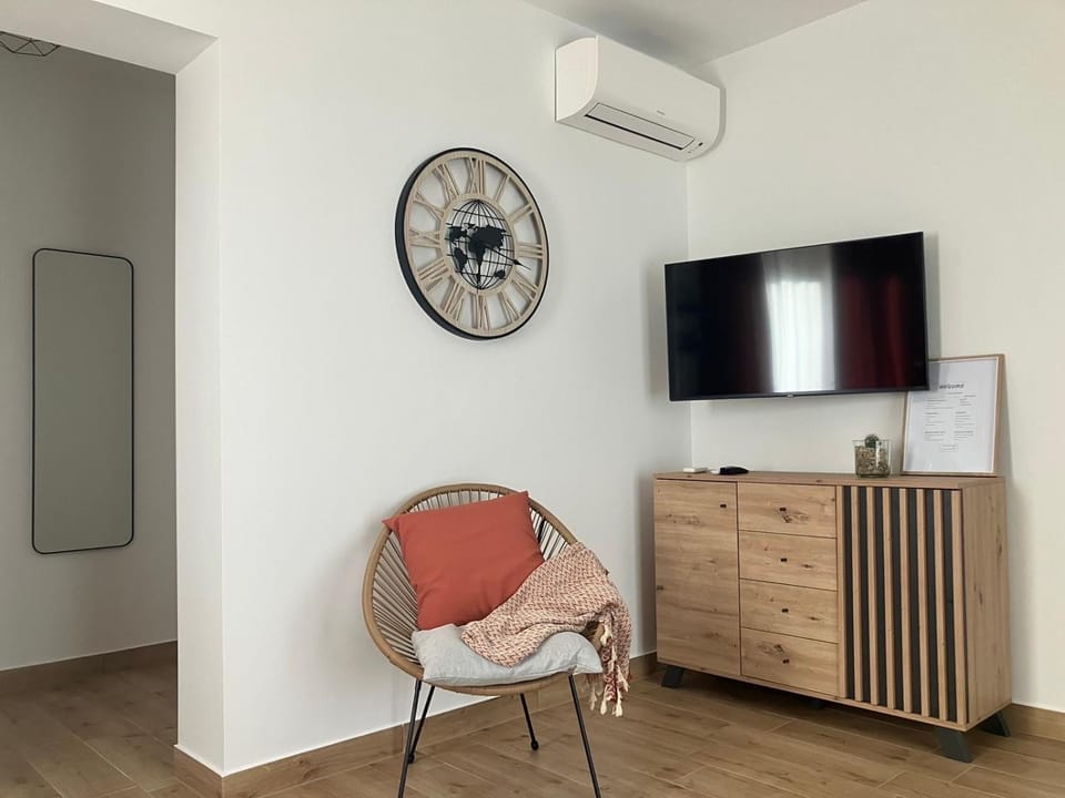 TV and multimedia, Living room, Seating area, air conditioner