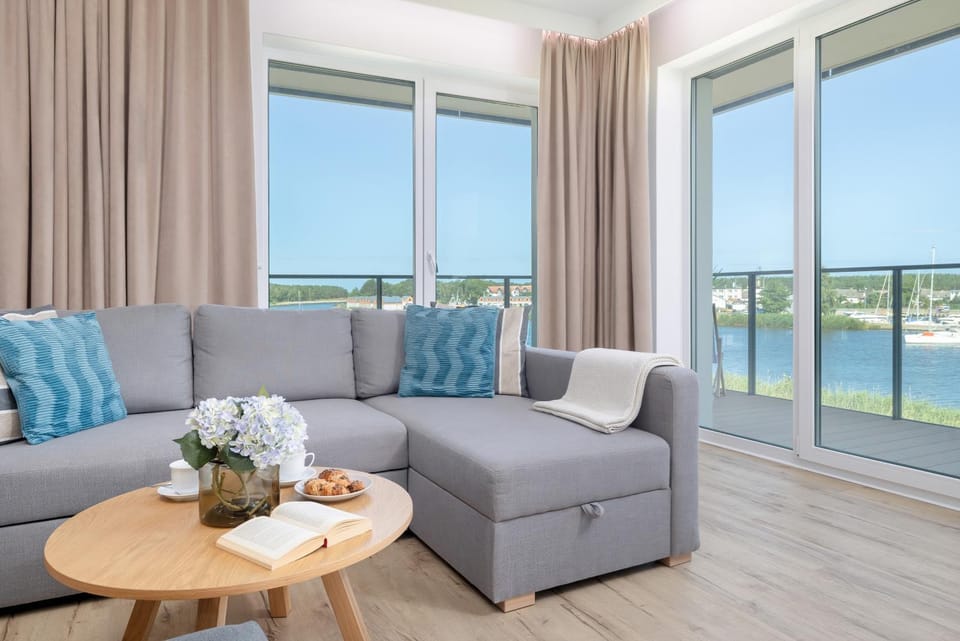 Natural landscape, Balcony/Terrace, Living room, Seating area, River view