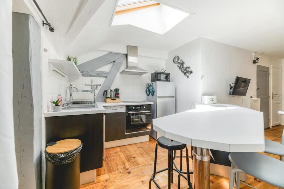 Kitchen or kitchenette, Dining area, dishwasher, minibar, oven, stove, toaster