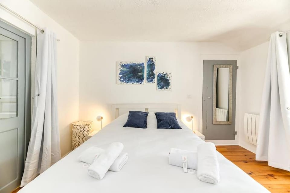 Bed, Photo of the whole room, Bedroom, towels, wardrobe