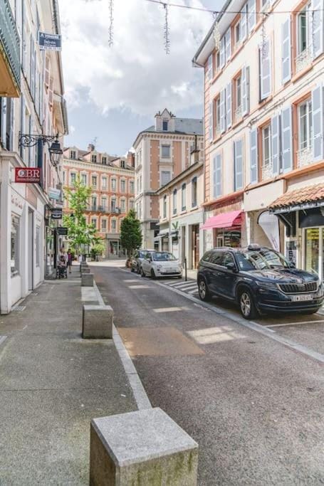 Day, Neighbourhood, City view, Street view