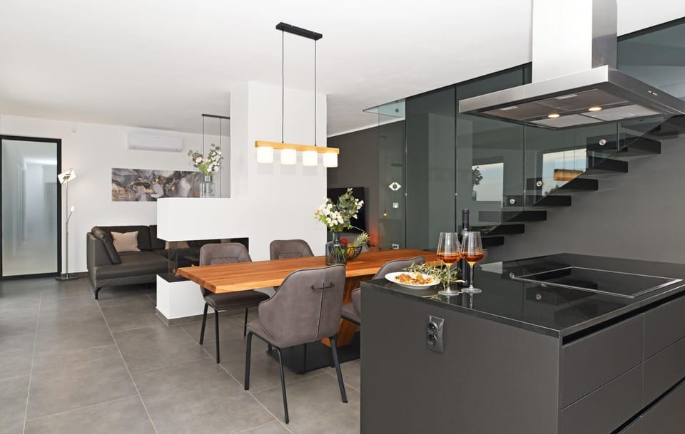 Kitchen or kitchenette, Dining area