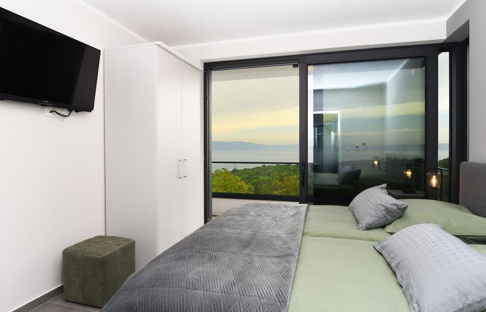 Bed, TV and multimedia, Bedroom