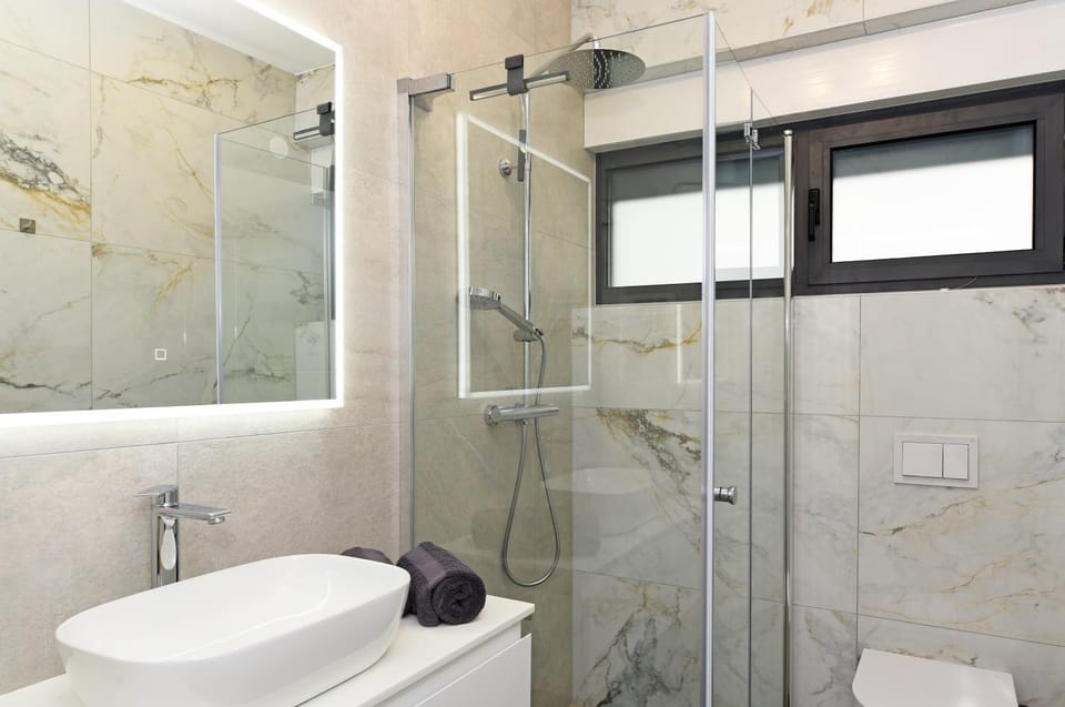 Shower, Toilet, Bathroom, towels