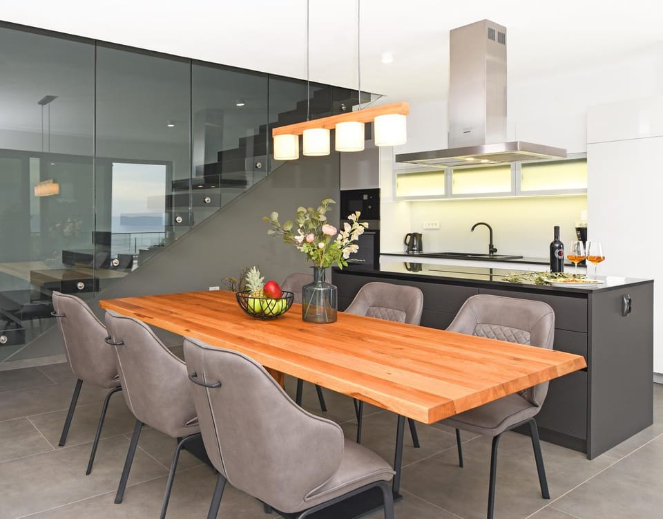 Kitchen or kitchenette, Seating area, Dining area, stove