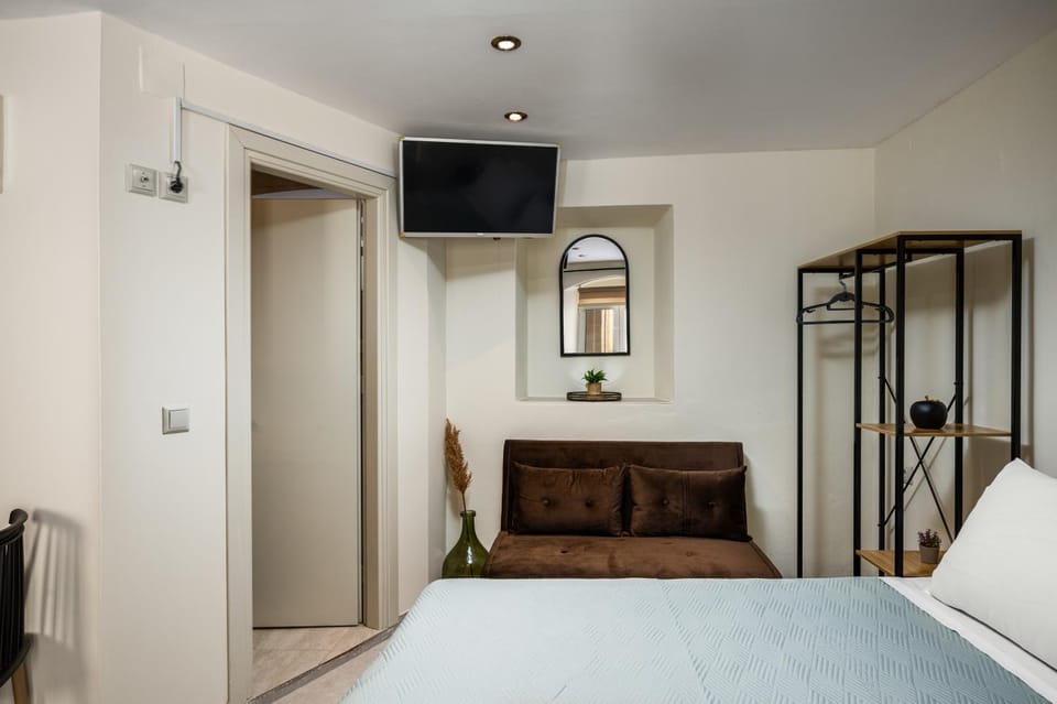 Bed, TV and multimedia, Seating area, wardrobe