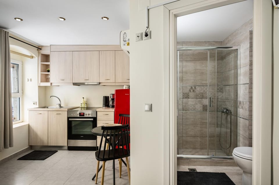 Shower, kitchen