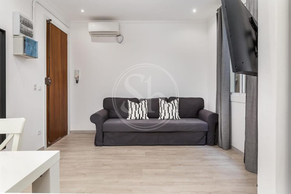 TV and multimedia, Living room, Seating area, air conditioner