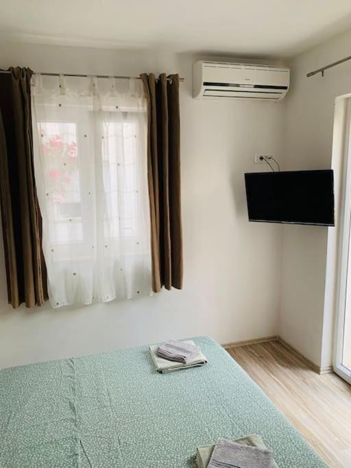 TV and multimedia, air conditioner