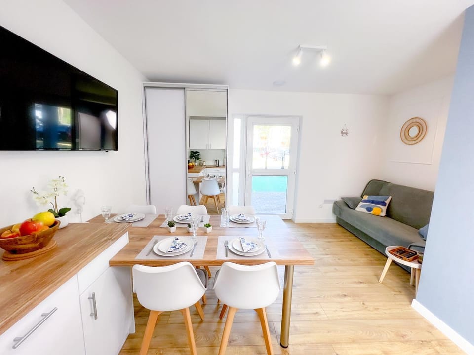 TV and multimedia, Living room, Seating area, Dining area, Food